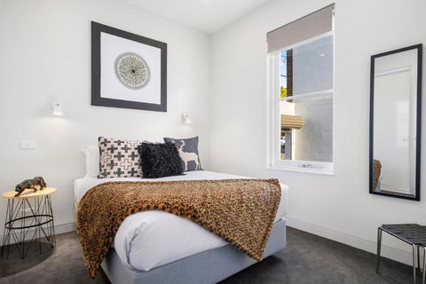 Inner-city 2 Bedroom Apartment With Free Parking - Tourism TAS 1