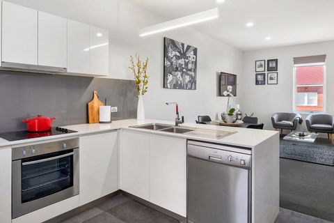Inner-city 2 Bedroom Apartment With Free Parking - Tourism TAS 2