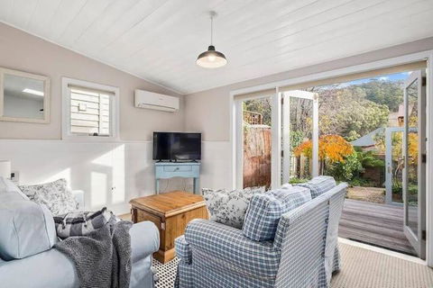 Irresistible Renovated 1840 Inner-city Cottage - Tourism TAS 2