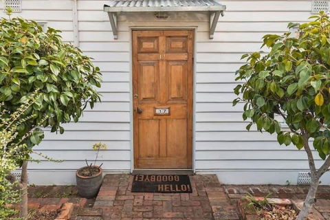 Irresistible Renovated 1840 Inner-city Cottage - Tourism TAS 1