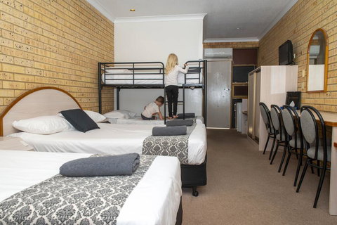 Albert Park Motor Inn - Tourism TAS 1