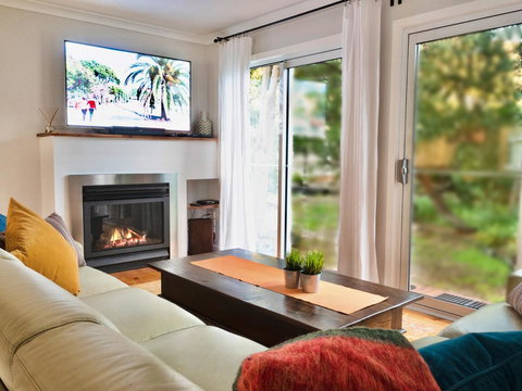 Alice's Palace, 2-minute Walk To Lifeguard Patrolled Surf Beach - Tourism TAS 1