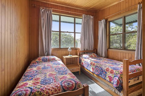 Alinjarra - 13 Waller Court - Hobart Tourism 2