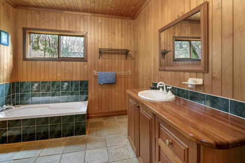 Alinjarra - 13 Waller Court - Hobart Tourism 1
