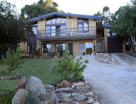 Alpine Apartment - Great Location With Views Of Lake Jindabyne - Tourism TAS 0