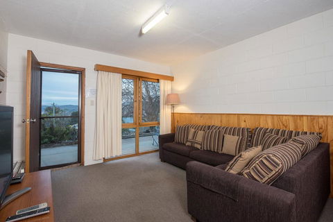 Alpine Apartment - Great Location With Views Of Lake Jindabyne - Tourism TAS 1