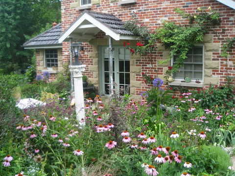 Annie's Cottage - Hobart Tourism 1