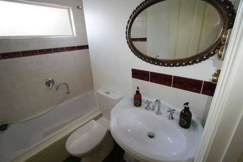 Annies Garden Cottage - Hobart Tourism 3