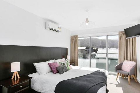 APOLLO 13 STUDIO - Free Wifi, Opposite Beach! - Hobart Tourism 0