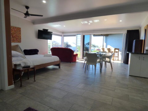 ArtHOUSE Beachfront Accommodation - Tourism TAS 3