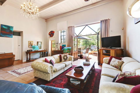 Arty Warehouse Apartment - Stroll To South Beach - Tourism TAS 1