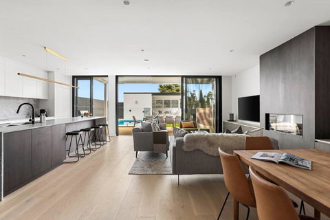 Luxury NEW 5BDRM Oasis With Heated Pool - Tourism TAS 1