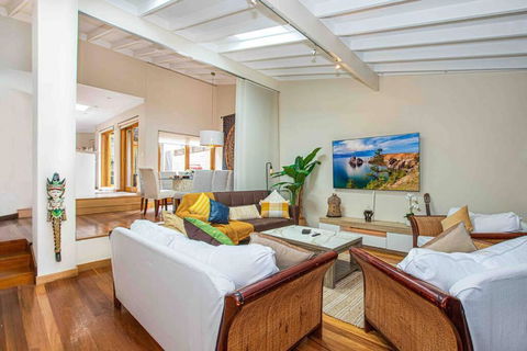 Luxury Retreat Home - 4bed House W/Parking - Mins From CBD - Hobart Tourism 0