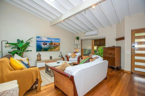 Luxury Retreat Home - 4bed House W/Parking - Mins From CBD - Hobart Tourism 2