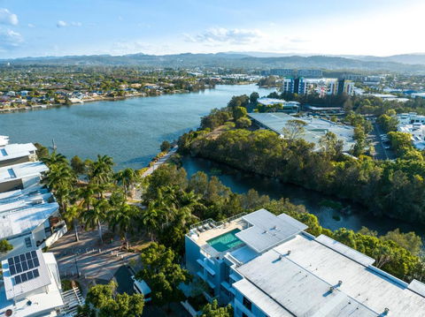 Luxury Stays Varsity-Robina-Bond - Hobart Tourism 0