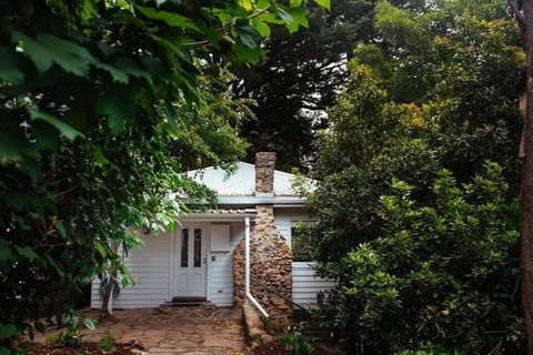 Luxury Treetop Escape With A Garden Glasshouse - Hobart Tourism 3