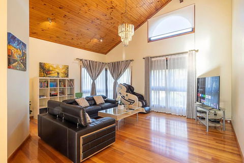 Magnificent Eltham House With Stunning View - Hobart Tourism 0
