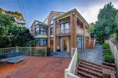 Magnificent Eltham House With Stunning View - Hobart Tourism 3