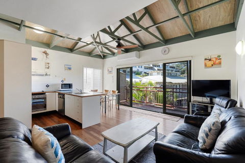 MAIN STAY - 100m To Patrolled Beach, Pool, Wifi, Close To Cafes - Tourism TAS 0