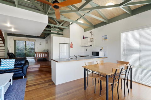 MAIN STAY - 100m To Patrolled Beach, Pool, Wifi, Close To Cafes - Tourism TAS 3
