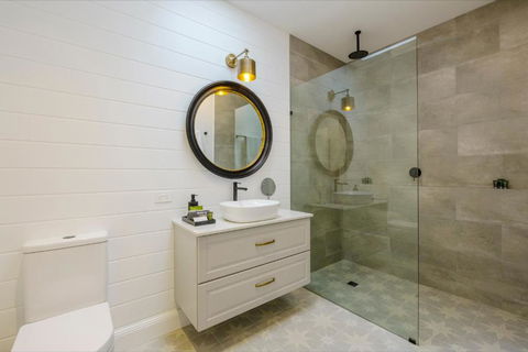 MAIN STREET RETREAT - King BRs, Comp Minibar, Breakfast Prov, Fireplaces - Tourism TAS 2