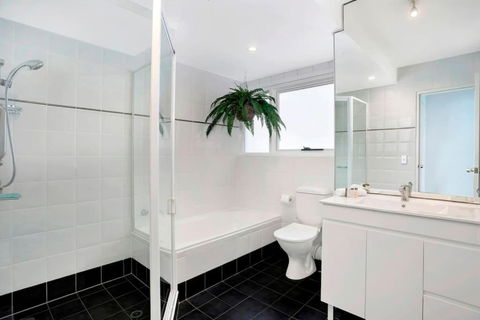 MAN29 - Beautiful 2 BR Apartment Manly Wharf Views - Tourism TAS 3