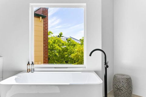 MANHATTAN STYLE 3 STORY LUXURY IN ST PETERS - Tourism TAS 2