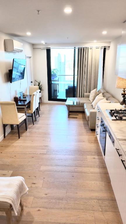 M-city Shopping Center Apartment - Executive Twin King Ensuites - Fully Equipped - Free Parking, Fast Wifi, Smart TV, Netflix, Complementary Drinks & Amenities - Clayton 3168 - Tourism TAS 3