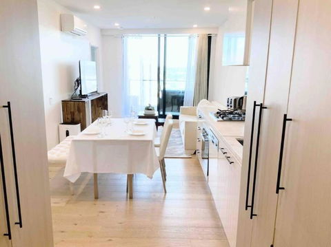 M-city Shopping Center Apartment - Executive Twin King Ensuites - Fully Equipped - Free Parking, Fast Wifi, Smart TV, Netflix, Complementary Drinks & Amenities - Clayton 3168 - Tourism TAS 0