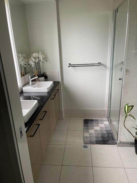 Modern Four Bedroom Holiday Home Available In Deebing Heights - Hobart Tourism 3
