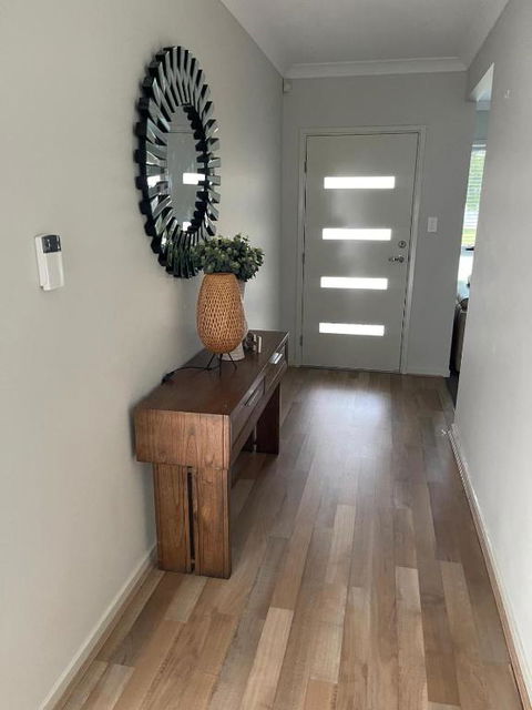 Modern Four Bedroom Holiday Home Available In Deebing Heights - Hobart Tourism 0