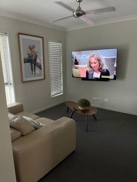 Modern Four Bedroom Holiday Home Available In Deebing Heights - Hobart Tourism 2