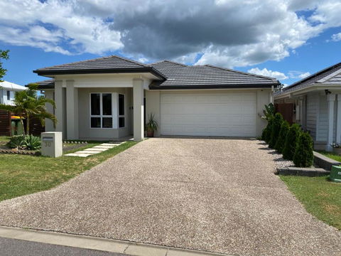 Modern Four Bedroom Holiday Home Available In Deebing Heights - Hobart Tourism 1