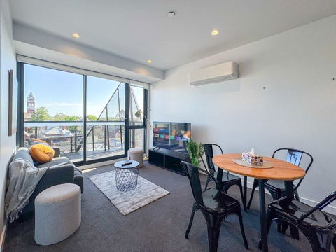 Modern 2B Apartment With City Views - Tourism TAS 3