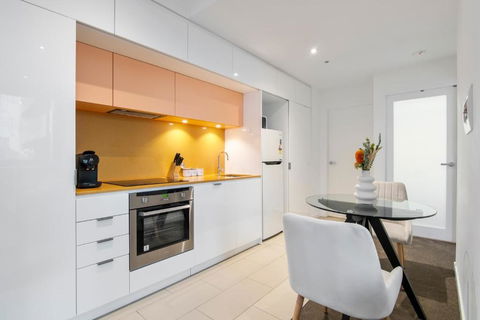 Modern 2BR Apt W City Views, Balcony & Wi-Fi - Tourism TAS 1