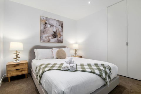 Modern 2BR Apt W City Views, Balcony & Wi-Fi - Tourism TAS 3