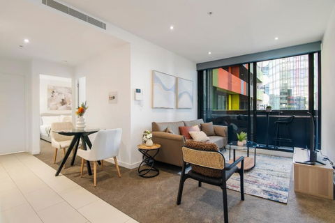 Modern 2BR Apt W City Views, Balcony & Wi-Fi - Tourism TAS 2