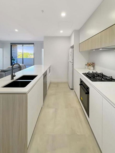 Modern 2BR Suite With Balcony & Parking Near Airport - Tourism TAS 1
