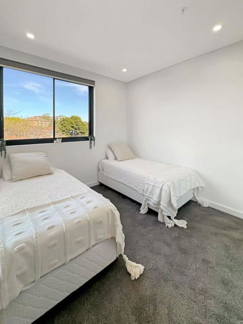 Modern 2BR Suite With Balcony & Parking Near Airport - Tourism TAS 3