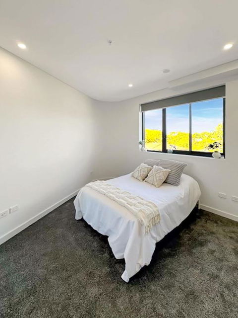 Modern 2BR Suite With Balcony & Parking Near Airport - Tourism TAS 2