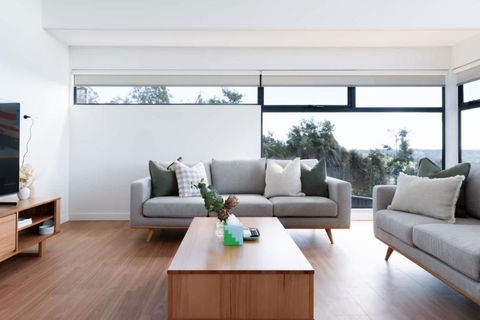 Modern Beaconsfield Retreat With Town Views - Hobart Tourism 0