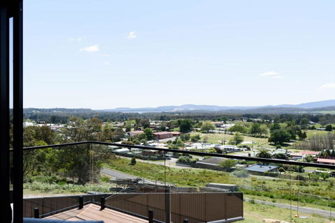 Modern Beaconsfield Retreat With Town Views - Hobart Tourism 1