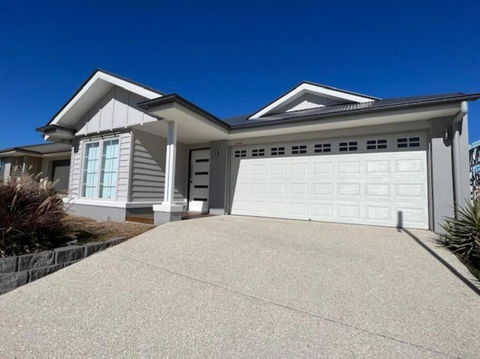 Modern Family Friendly Ipswich Home - Hobart Tourism 0