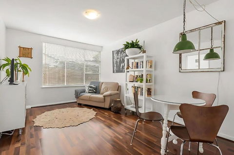 Modern City-Fringe Apartment In New Town - Hobart Tourism 0