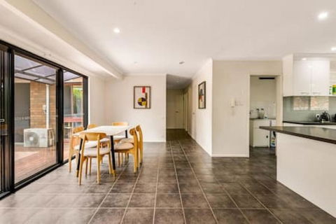 Modern Comfort Retreat 4Bed Cozy Haven W Pool - Hobart Tourism 0