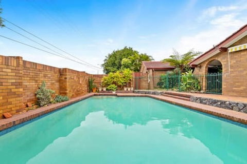 Modern Comfort Retreat 4Bed Cozy Haven W Pool - Hobart Tourism 2
