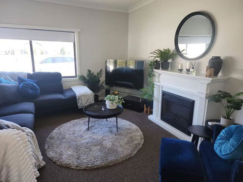 Modern Cottage Near Morwell CBD, Queen Beds, Netflix & Free Wifi - Hobart Tourism 1