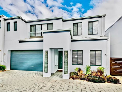 Modern Double-Story Abode A Scarborough Delight - Tourism TAS 0