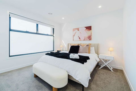 Modern Family Home 3BR In Box Hill North - Hobart Tourism 1