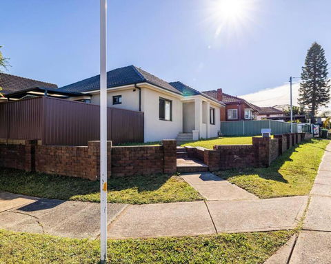 Modern Home In The Heart Of Bankstown - Tourism TAS 3